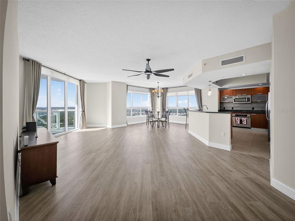 合同活跃: $439,000 (3 贝兹, 3 浴室, 2079 平方英尺)