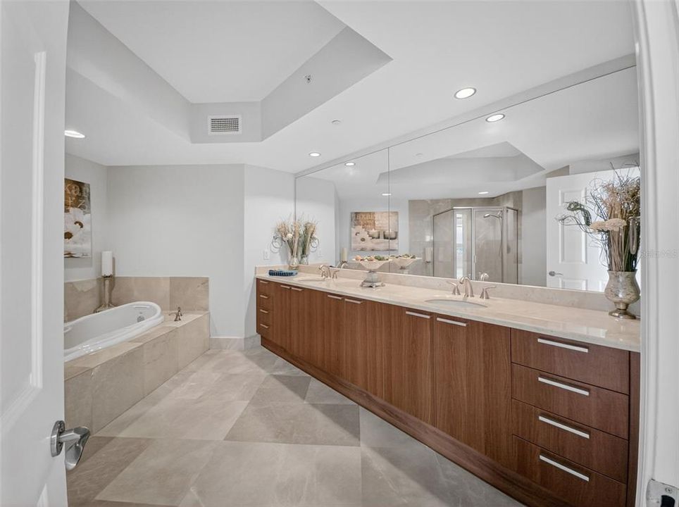 合同活跃: $439,000 (3 贝兹, 3 浴室, 2079 平方英尺)