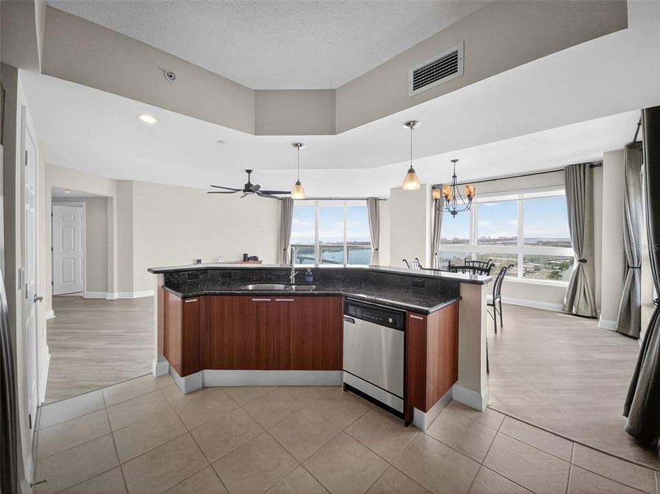 合同活跃: $439,000 (3 贝兹, 3 浴室, 2079 平方英尺)