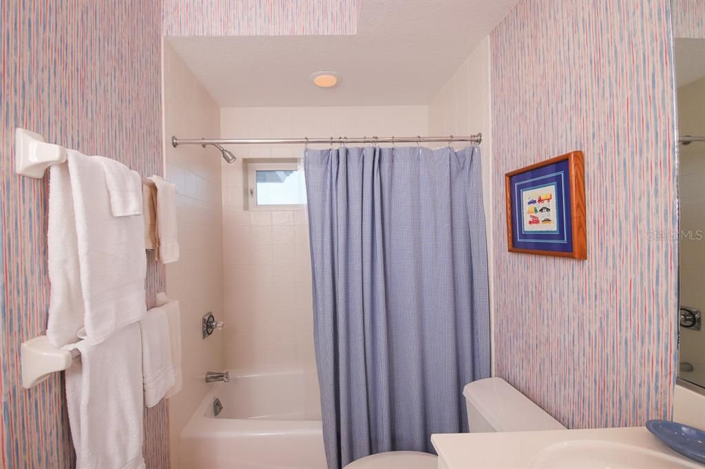 出租: $30,000 (3 贝兹, 3 浴室, 1947 平方英尺)