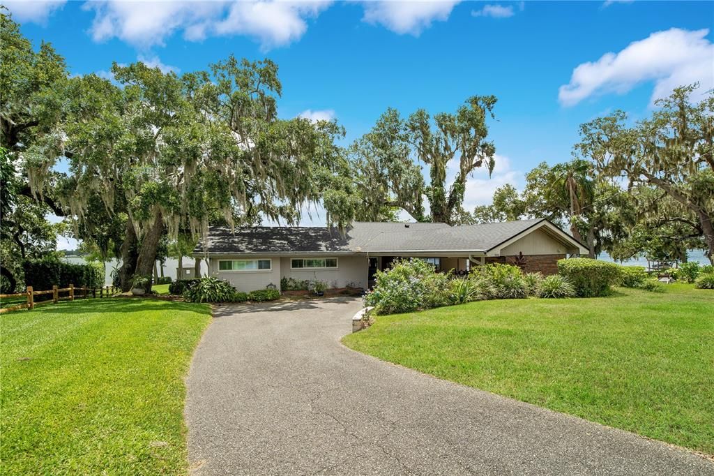 Recently Sold: $1,200,000 (3 beds, 2 baths, 1556 Square Feet)