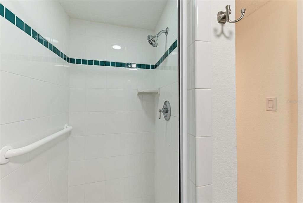 最近售出: $450,000 (1 贝兹, 2 浴室, 918 平方英尺)
