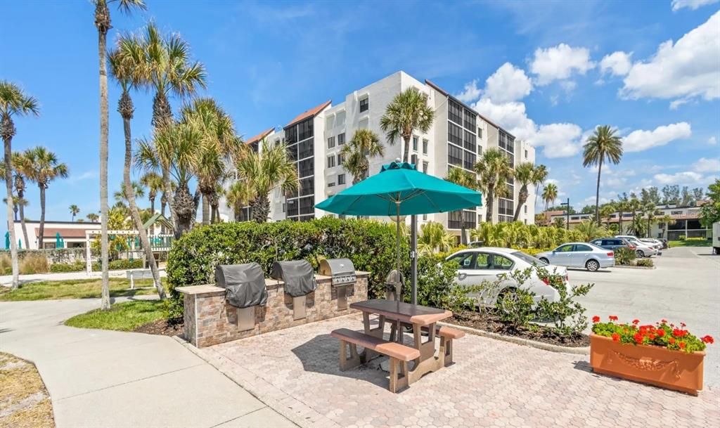 Recently Sold: $549,000 (2 beds, 1 baths, 928 Square Feet)
