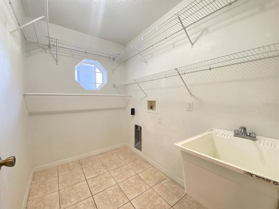Недавно арендовано: $3,495 (5 спален, 3 ванн, 4086 Квадратных фут)