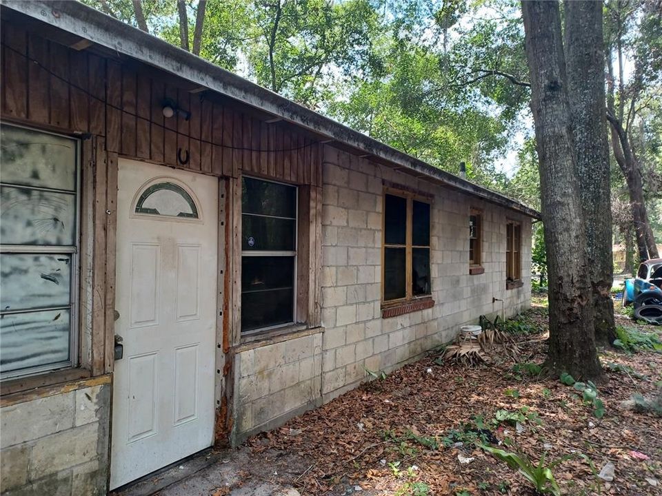 Recently Sold: $99,000 (2 beds, 1 baths, 1400 Square Feet)