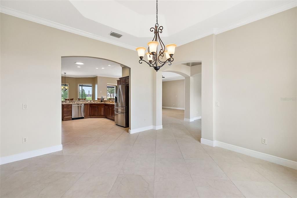 Dining area w/crown molding