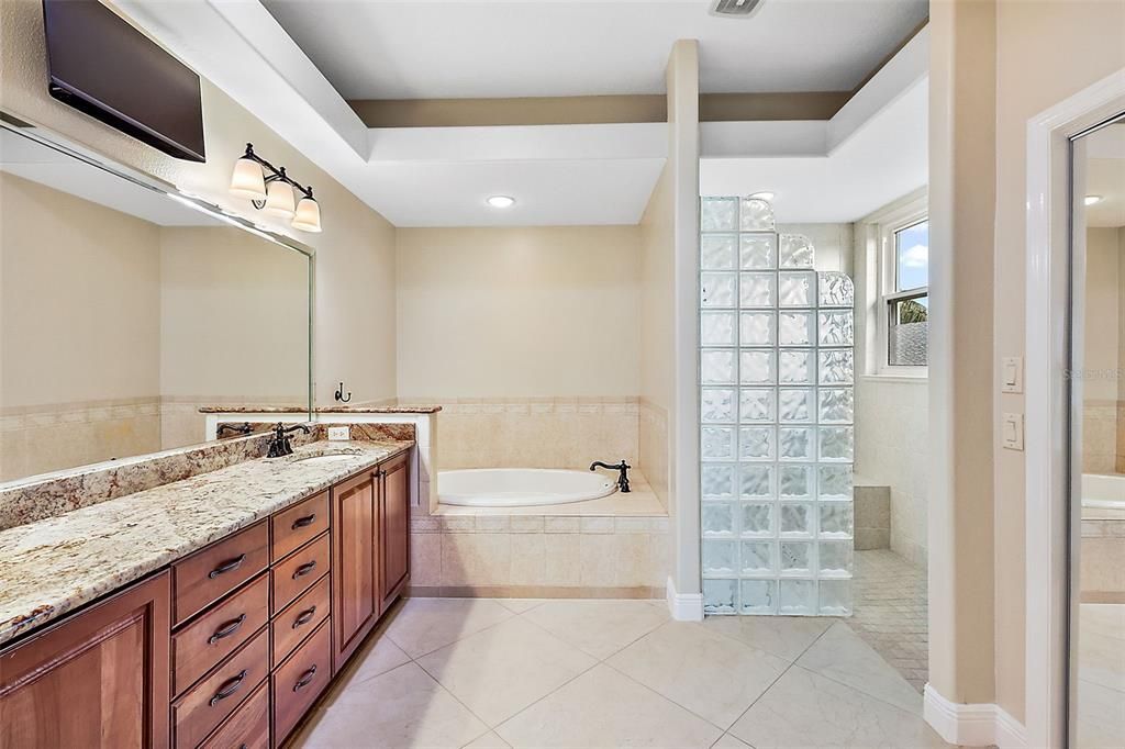 En suite w/double sinks & granite countertop