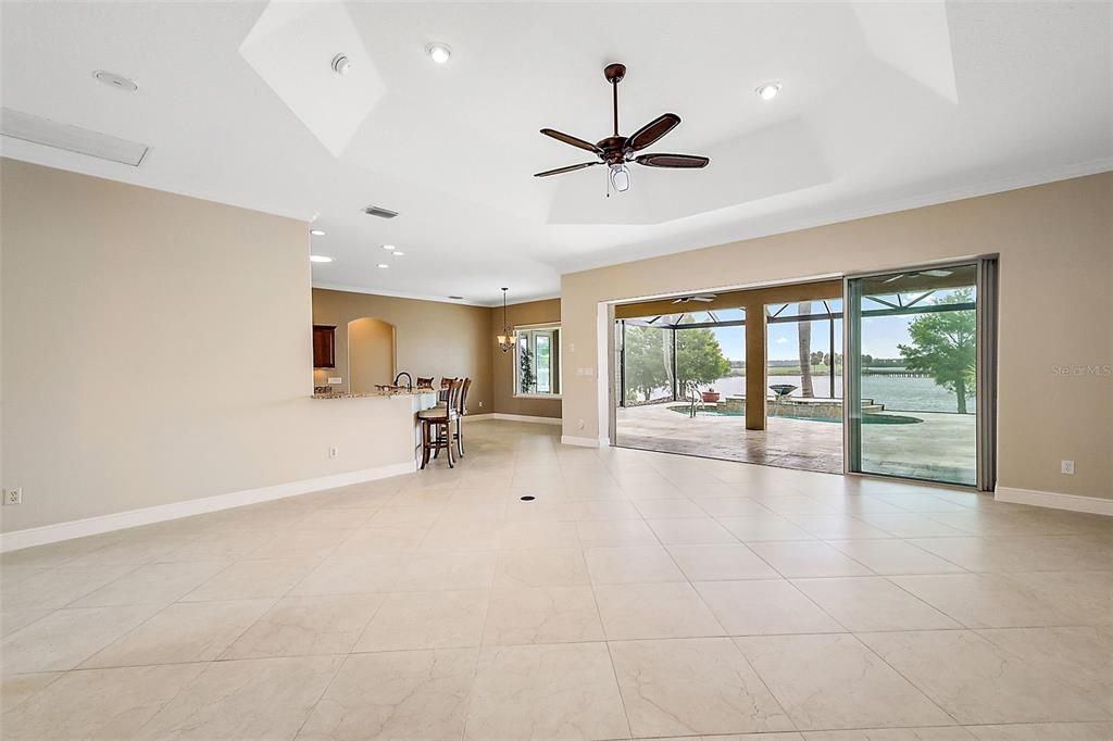 Family room w/tray ceiling