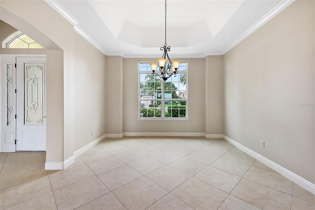 Dining area w/tray ceiling