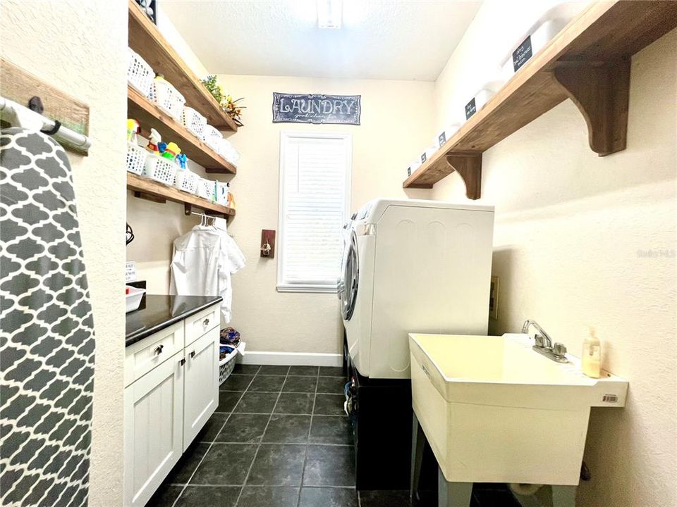 Laundry room w/ sink & tile floor