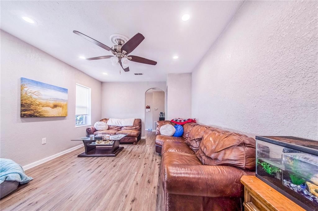 Recently Sold: $230,000 (3 beds, 2 baths, 1051 Square Feet)