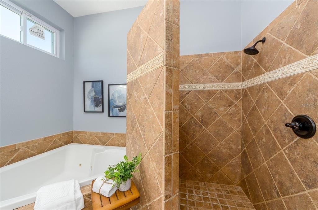 最近售出: $679,900 (3 贝兹, 2 浴室, 1940 平方英尺)