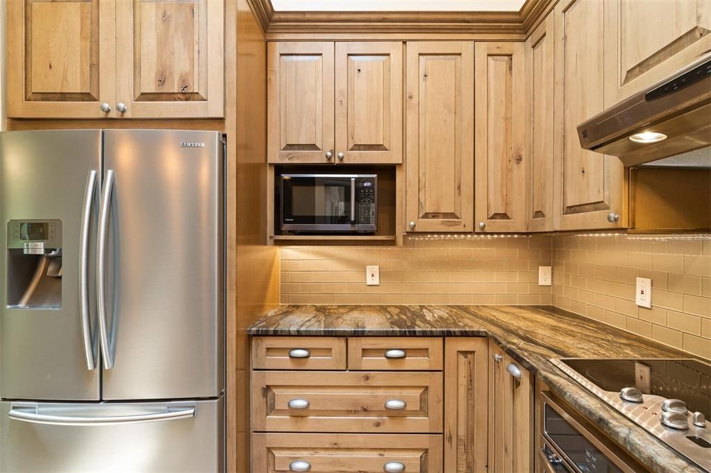 Kitchen/ Custom Granite Solid Oak Cabinets