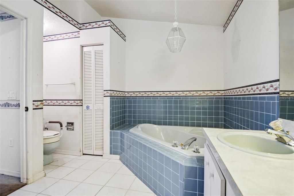 最近售出: $374,900 (3 贝兹, 2 浴室, 1800 平方英尺)