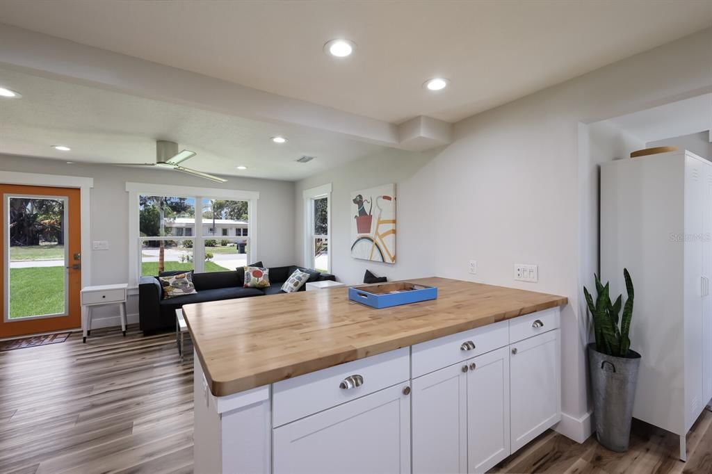 Recently Sold: $475,000 (2 beds, 2 baths, 998 Square Feet)