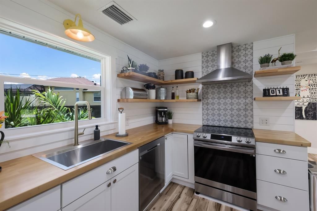 Recently Sold: $475,000 (2 beds, 2 baths, 998 Square Feet)