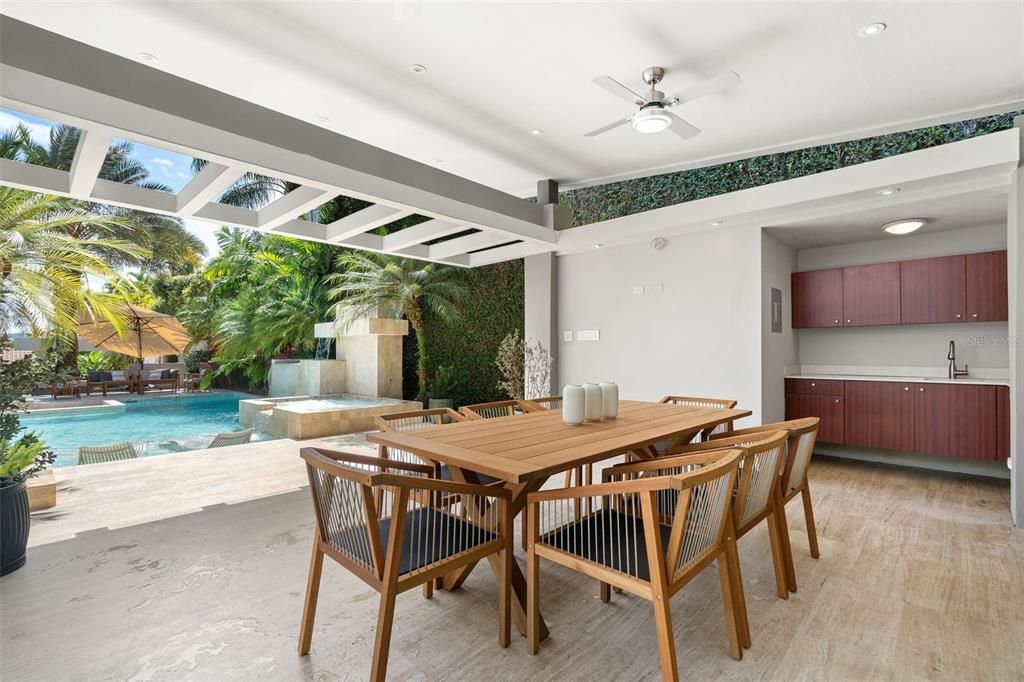 Vendido Recientemente: $2,395,000 (4 camas, 5 baños, 4556.1 Pies cuadrados)