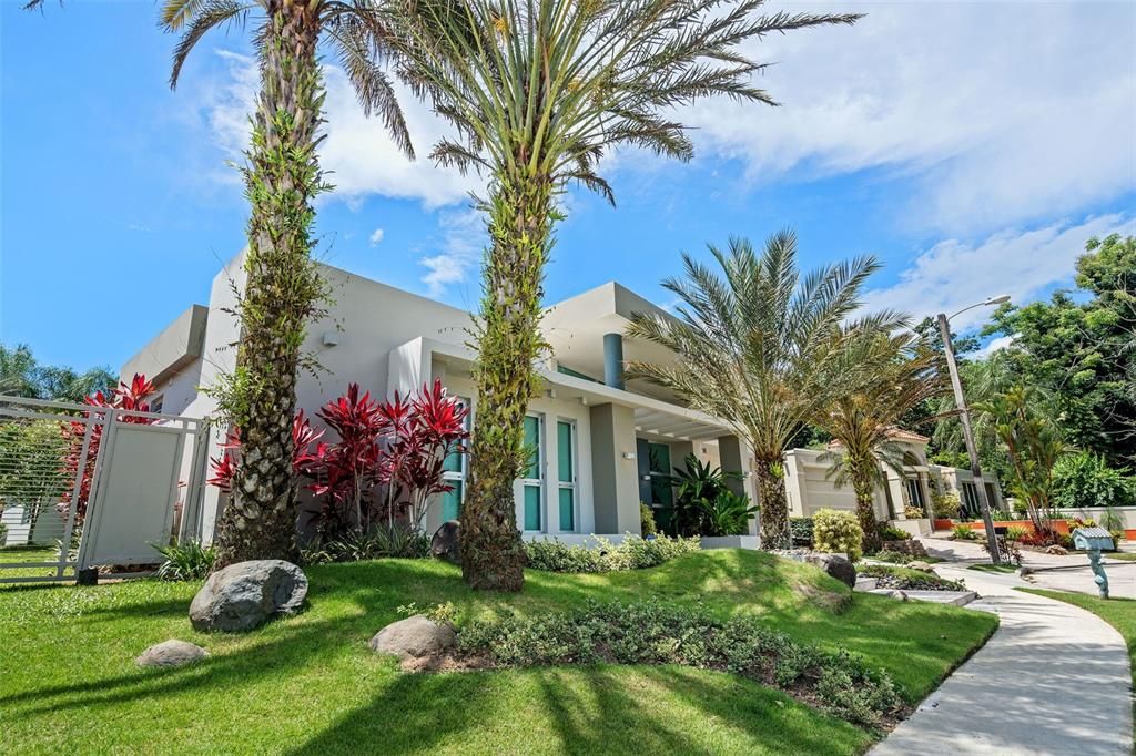 Recently Sold: $2,395,000 (4 beds, 5 baths, 4556.1 Square Feet)