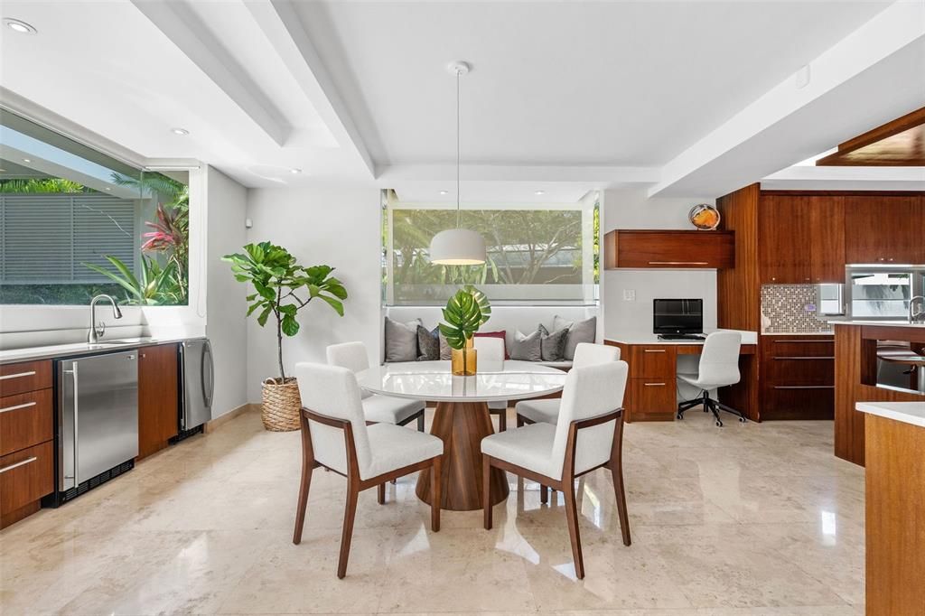 Vendido Recientemente: $2,395,000 (4 camas, 5 baños, 4556.1 Pies cuadrados)