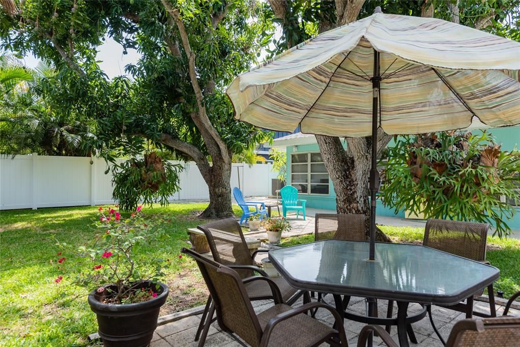 Recently Sold: $1,750,000 (2 beds, 1 baths, 964 Square Feet)