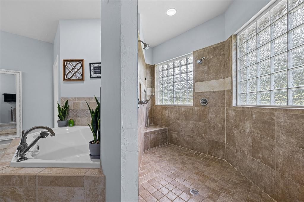 最近售出: $599,900 (4 贝兹, 3 浴室, 2643 平方英尺)