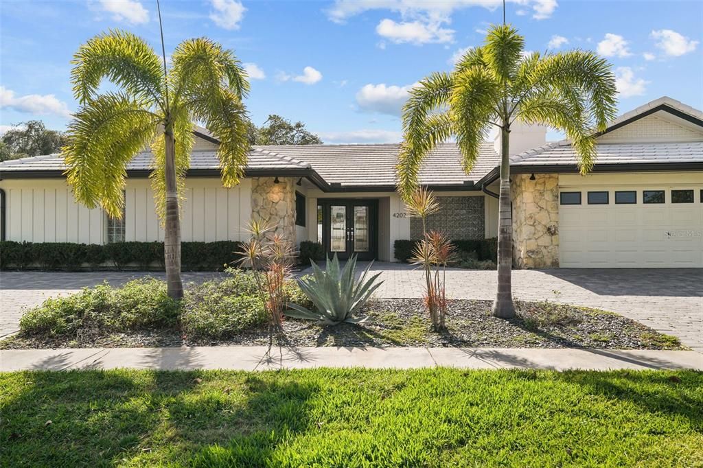 Recently Sold: $1,325,000 (4 beds, 3 baths, 2831 Square Feet)
