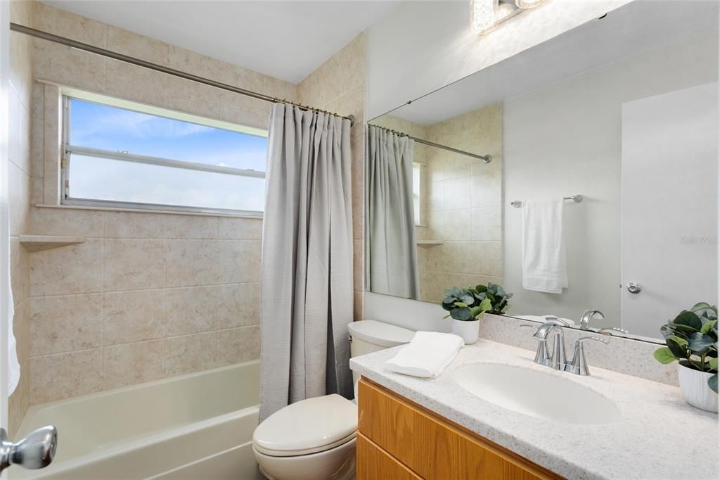 最近售出: $355,000 (3 贝兹, 2 浴室, 1405 平方英尺)