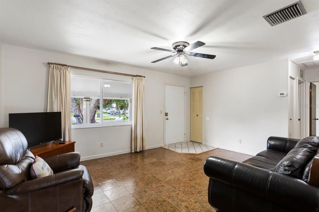 Recently Sold: $350,000 (2 beds, 1 baths, 1562 Square Feet)