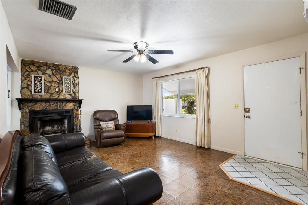 Recently Sold: $350,000 (2 beds, 1 baths, 1562 Square Feet)