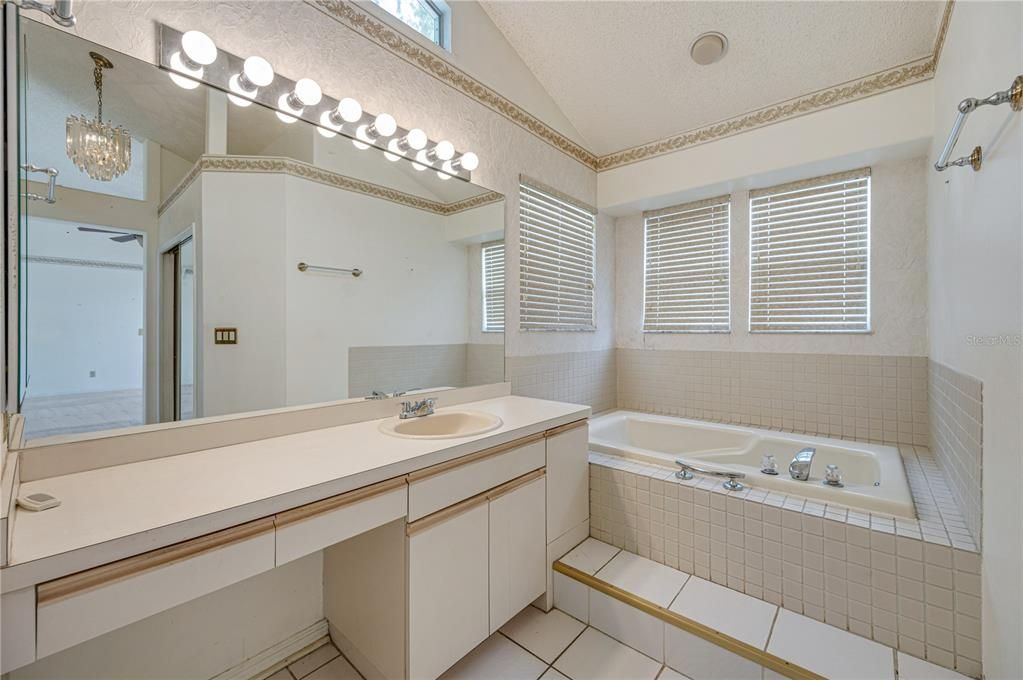 最近售出: $415,000 (3 贝兹, 2 浴室, 2028 平方英尺)