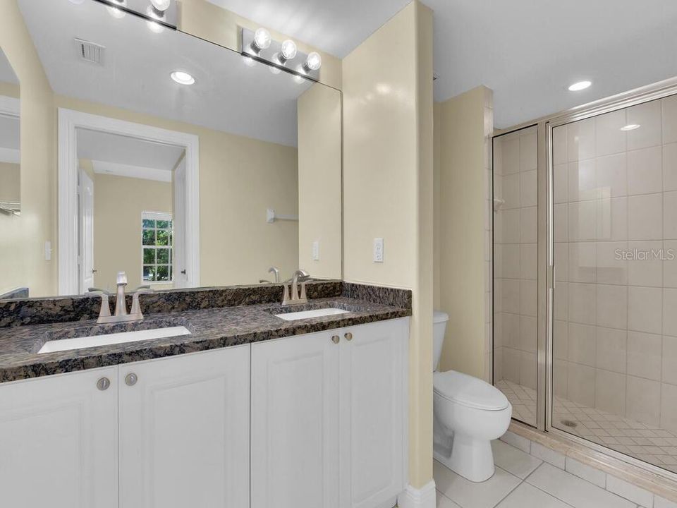 最近售出: $195,000 (2 贝兹, 2 浴室, 939 平方英尺)