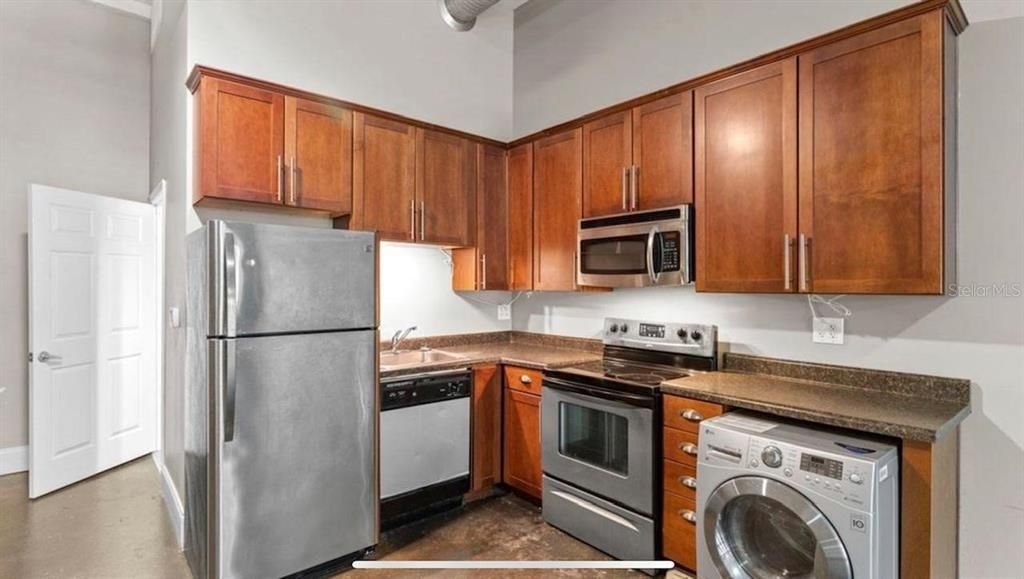 Recently Sold: $189,900 (1 beds, 1 baths, 900 Square Feet)
