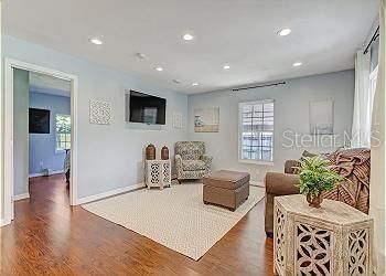 Recently Rented: $1,995 (2 beds, 1 baths, 884 Square Feet)