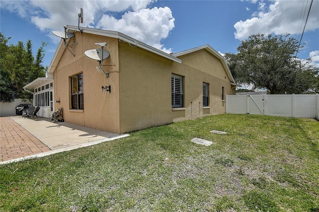 Recently Sold: $550,000 (3 beds, 2 baths, 1968 Square Feet)