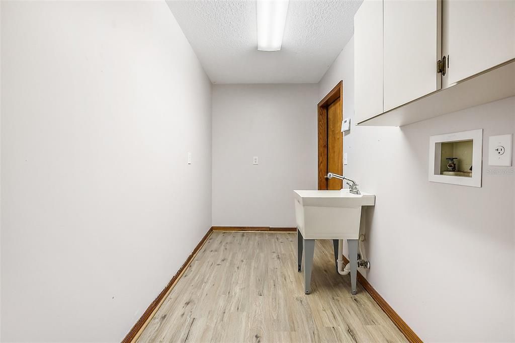 Vendido Recientemente: $339,900 (3 camas, 2 baños, 2070 Pies cuadrados)