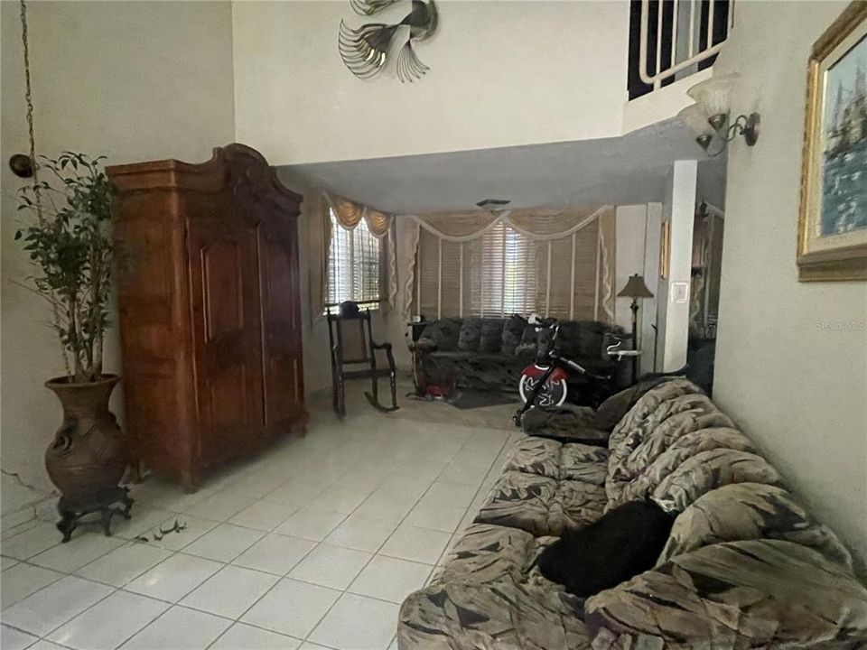 Vendido Recientemente: $318,900 (4 camas, 2 baños, 2200 Pies cuadrados)