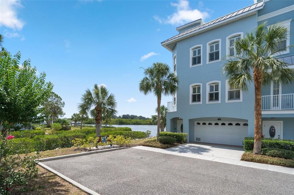 Recently Sold: $949,000 (3 beds, 3 baths, 2600 Square Feet)