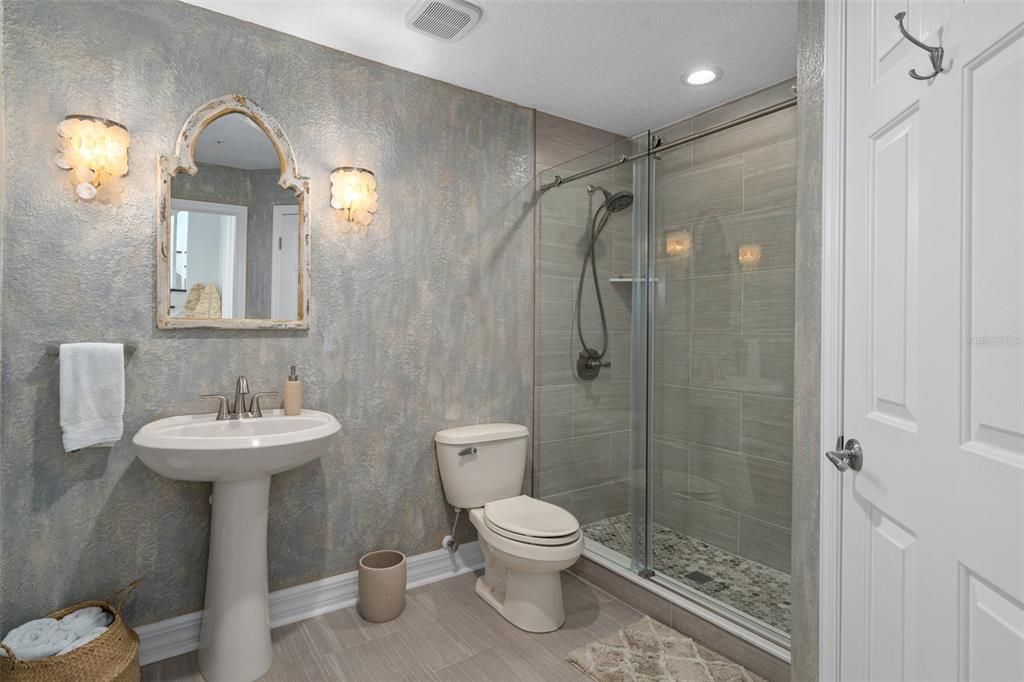 最近售出: $949,000 (3 贝兹, 3 浴室, 2600 平方英尺)