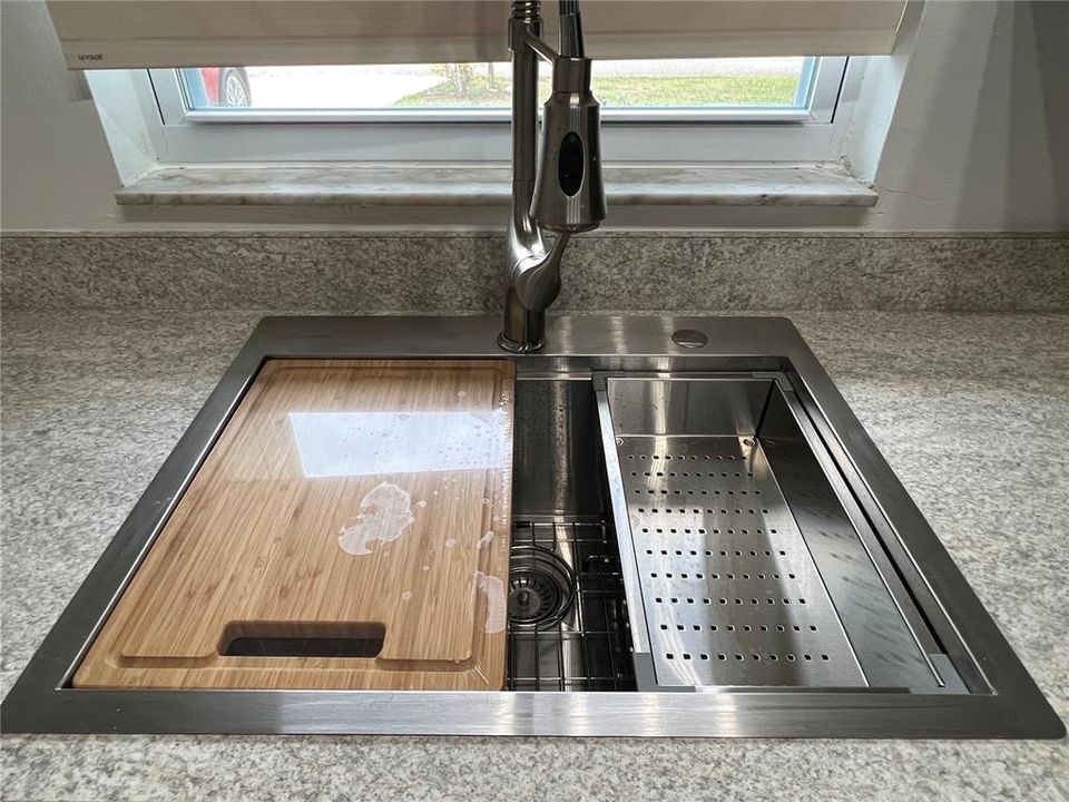 New kitchen sink w/removable drainer & cutting board