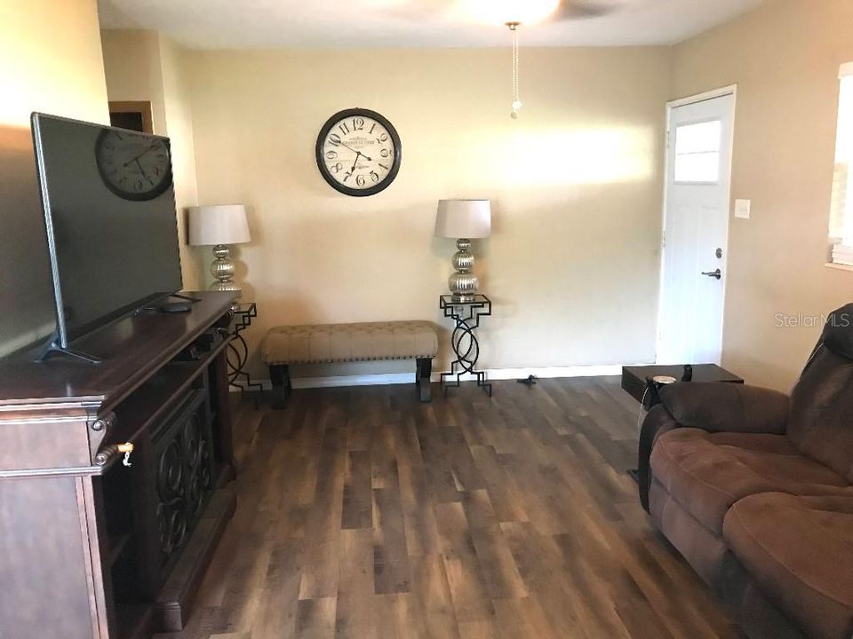 Recently Sold: $239,900 (2 beds, 1 baths, 924 Square Feet)