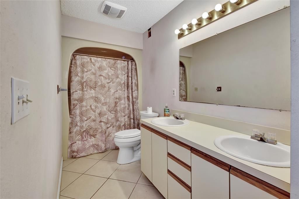 最近售出: $349,900 (4 贝兹, 2 浴室, 2160 平方英尺)