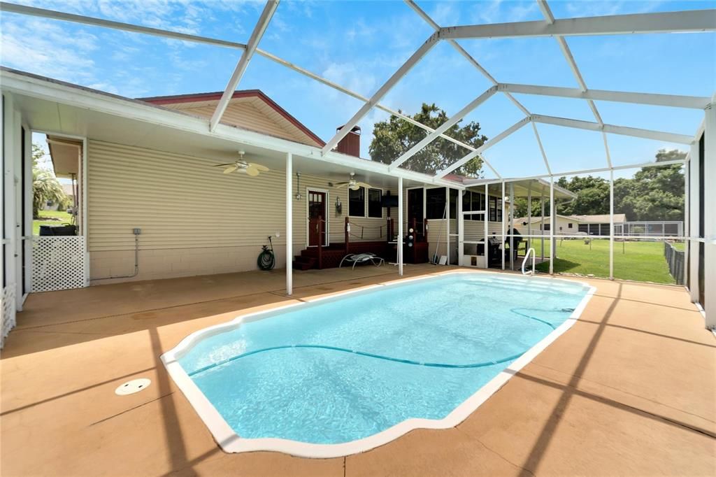 Enclosed Pool and Porch