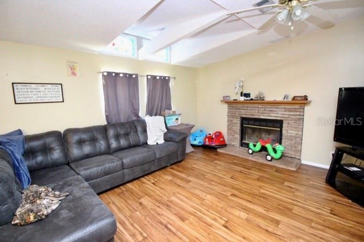 Recently Sold: $249,900 (3 beds, 2 baths, 1792 Square Feet)