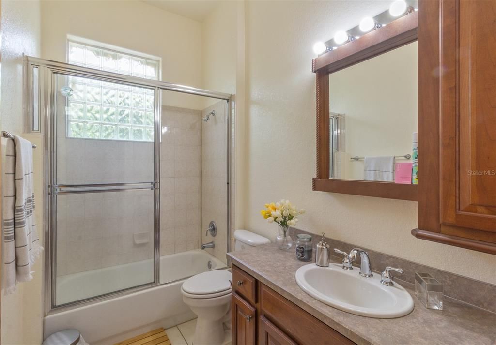 最近售出: $599,000 (3 贝兹, 2 浴室, 2489 平方英尺)
