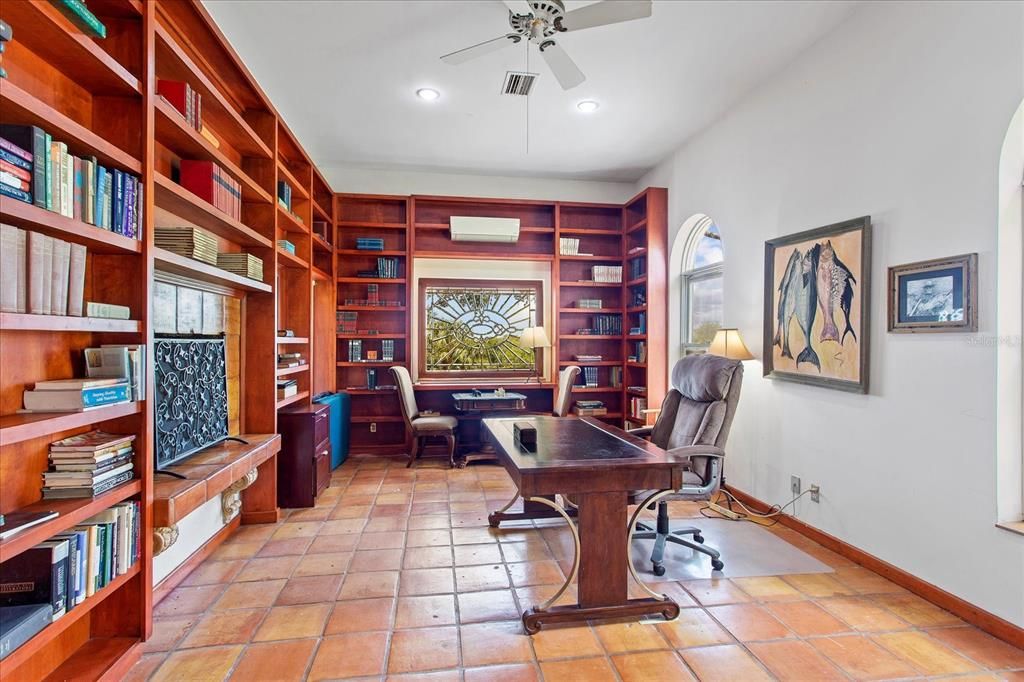 FABULOUS LIBRARY/OFFICE PRIVATE