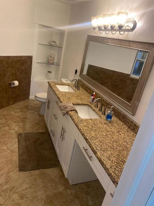 Master bathroom w/dual sinks and shower