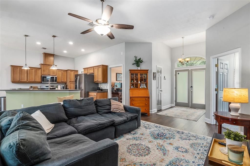 Recently Sold: $349,000 (3 beds, 2 baths, 1609 Square Feet)