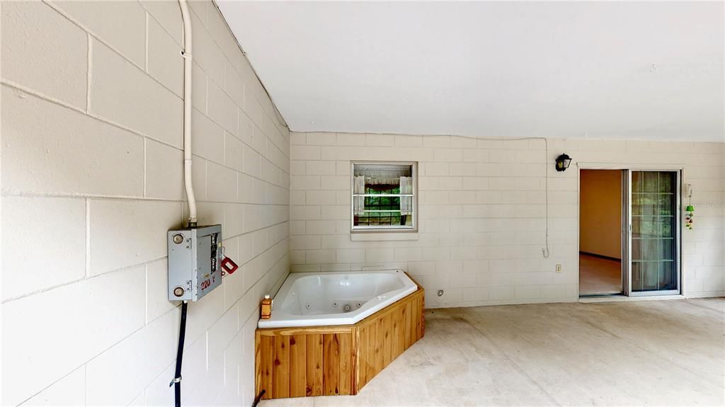 最近售出: $600,000 (3 贝兹, 2 浴室, 2009 平方英尺)