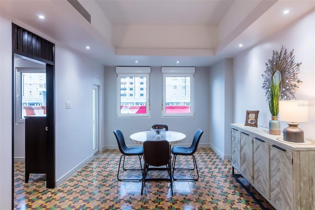 Recently Sold: $450,000 (2 beds, 1 baths, 960 Square Feet)