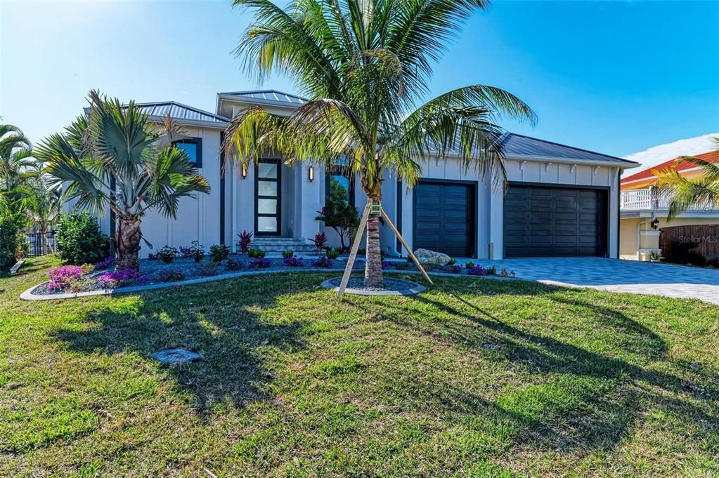 For Sale: $1,899,900 (3 beds, 3 baths, 2741 Square Feet)